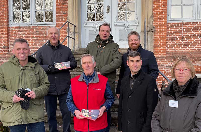 Der stellvertretende Tafel-Vorsitzende Michael Schmidt nahm die Lions-Spende mit anderen Spenden-Begünstigten vor der Drostei entgegen.
