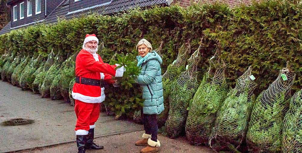 Tafel-Vorsitzende Birgit Drechsler und der Weihnachtsmann der Firma „pflanzmich.de