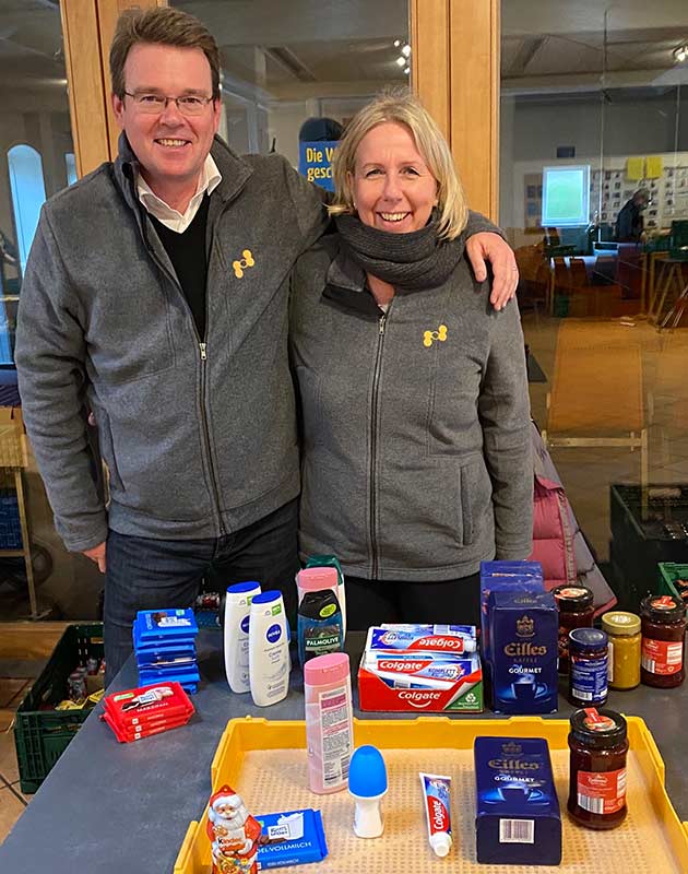 Petra Hamann und Harald Janßen vom Pharmaunternehmen photonamic teilten ihre Nikolaus-Präsente selbst an die Tafel-Kunden aus.