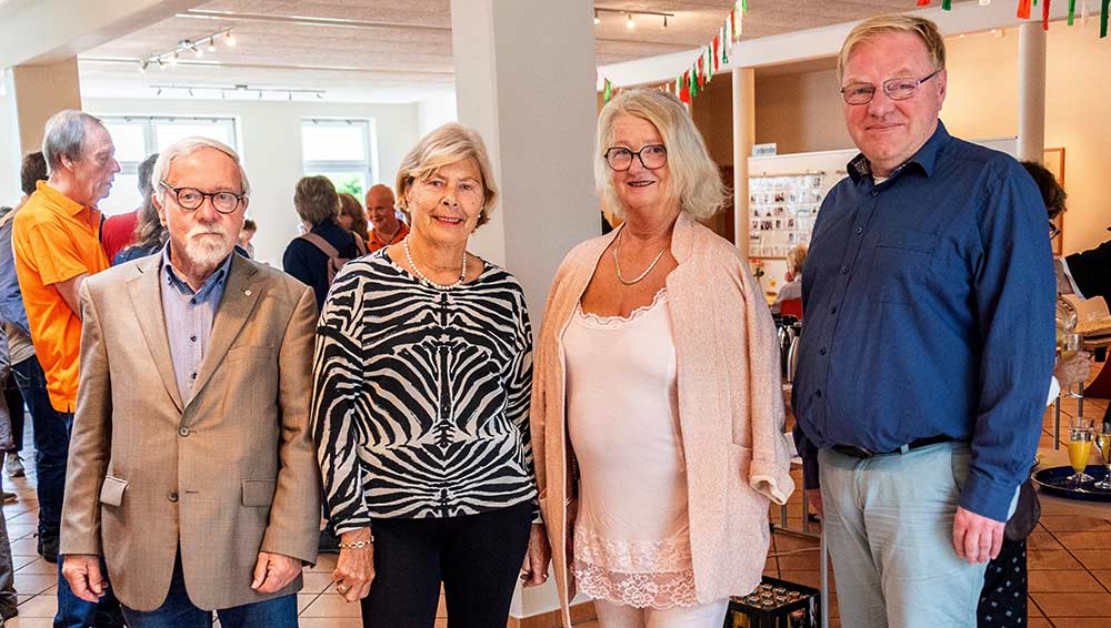 Tafel-Vorsitzende Birgit Drechsler mit den Gästen
