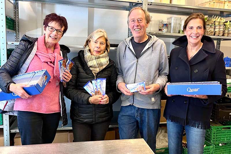 Schokoladenspende der Inner-Wheel-Damen Claudia Meyer und Eva Deuf